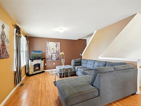 5th image of 3055 Thomas St