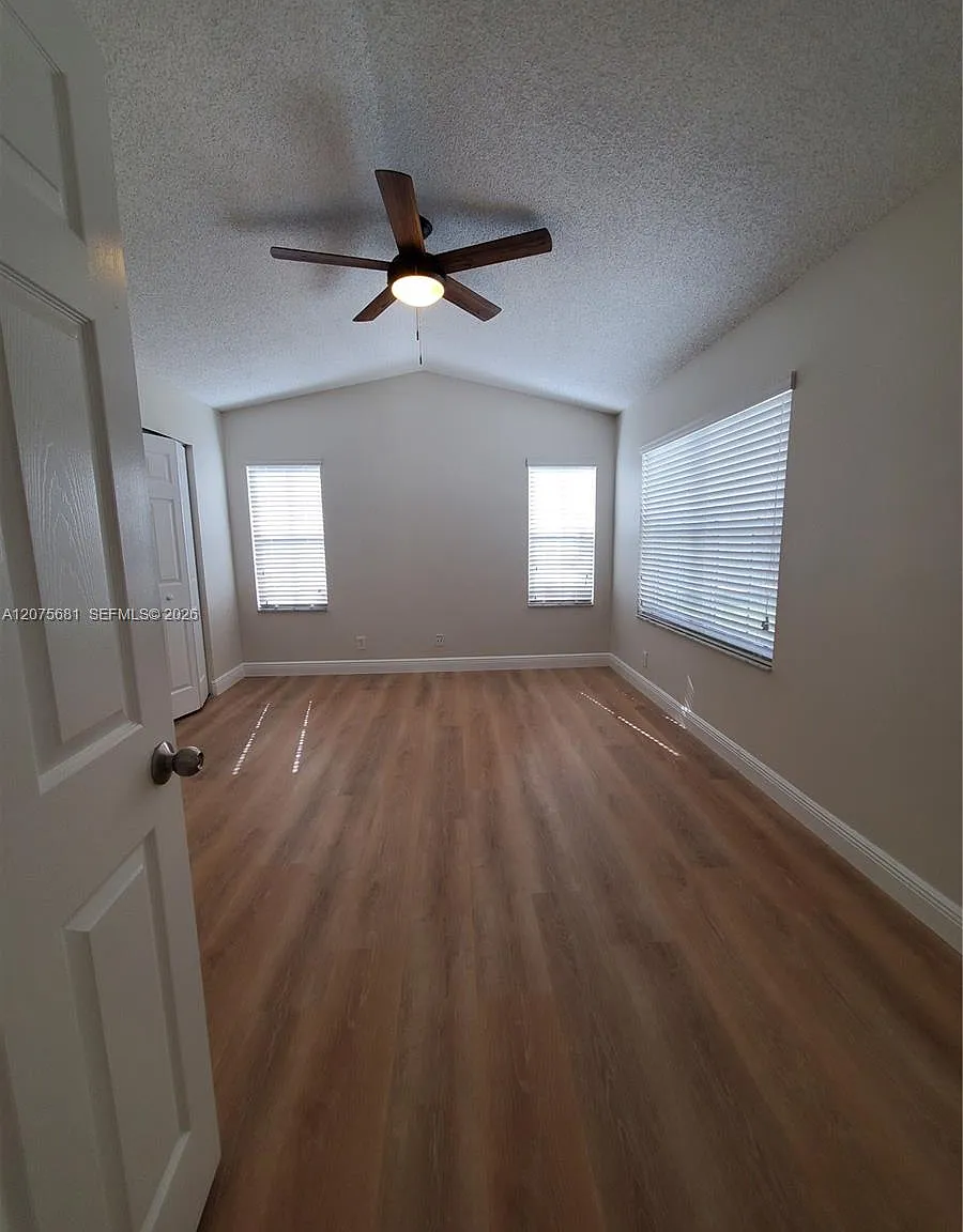 3 bed, 1418 sqft, $4,100 — Photo 3