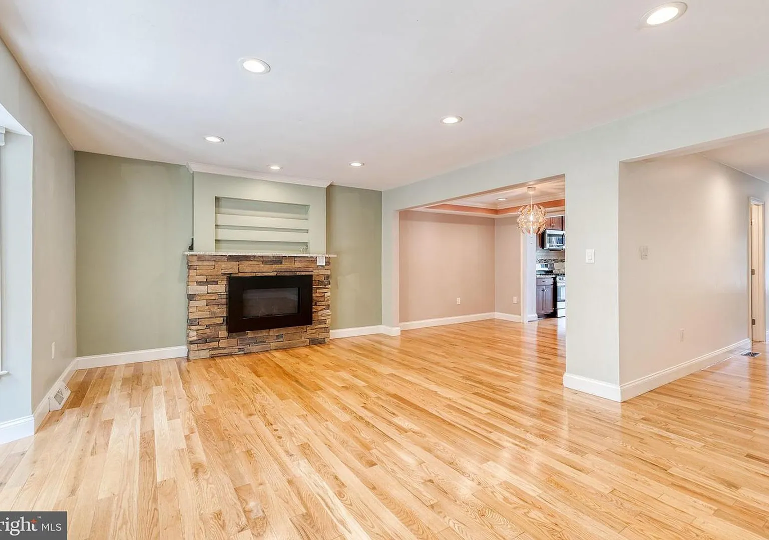 Welcome to this beautifully renovated 3-bedroom, 2-full and 2-half-bath home, ideally located in ... — Photo 4