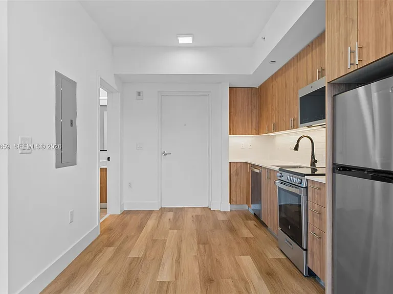 650 SW 1st St #303 — Photo 3