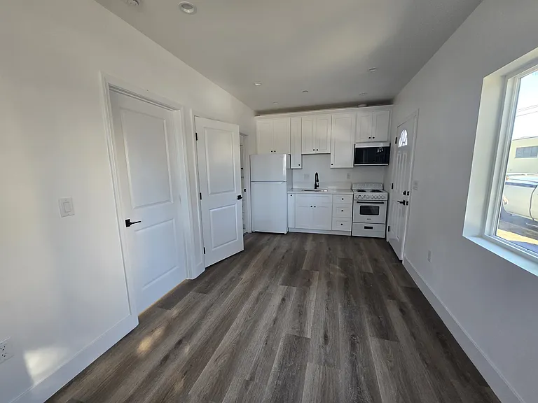 4019 1/2 S Hooper Ave — Photo 3