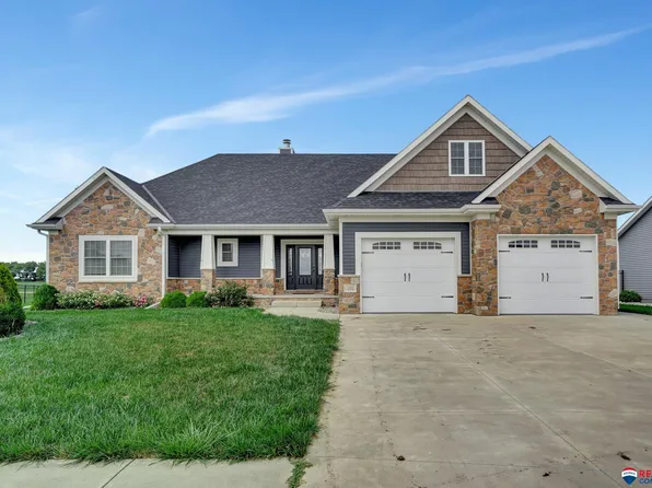 202 Knotty Pine Ln, Seward, NE 68434