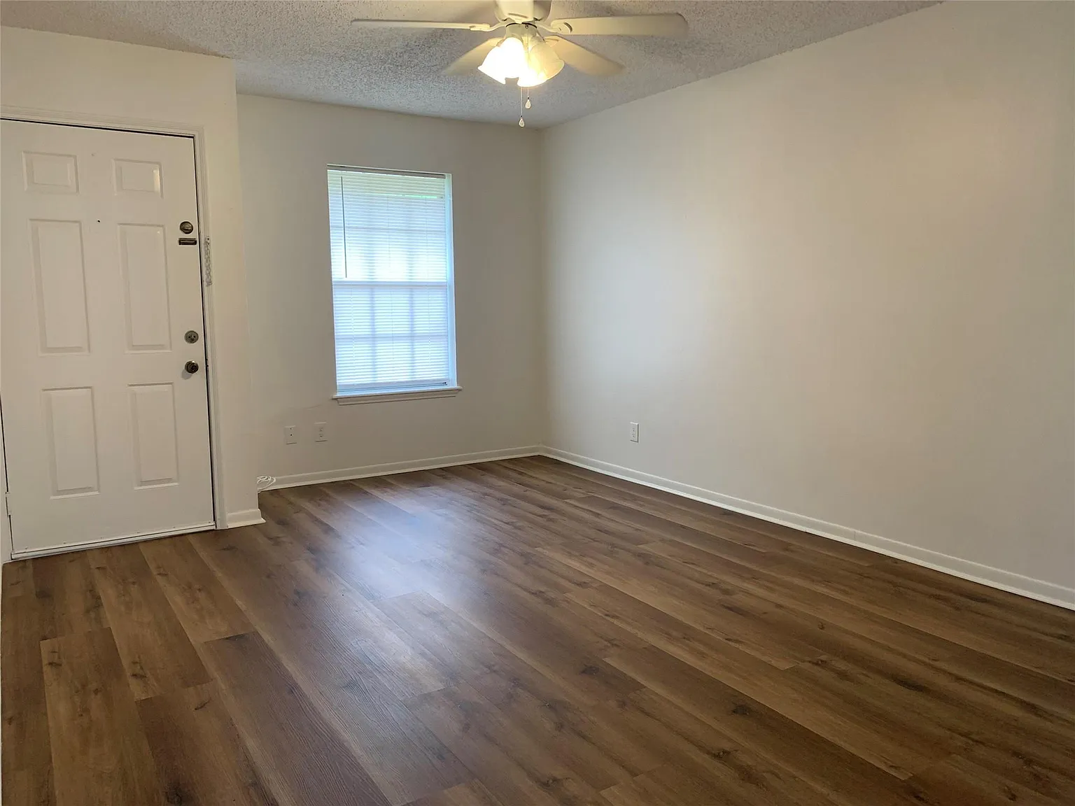 2 bed, 1.0 bath, 819 sqft, $1,150 — Photo 2