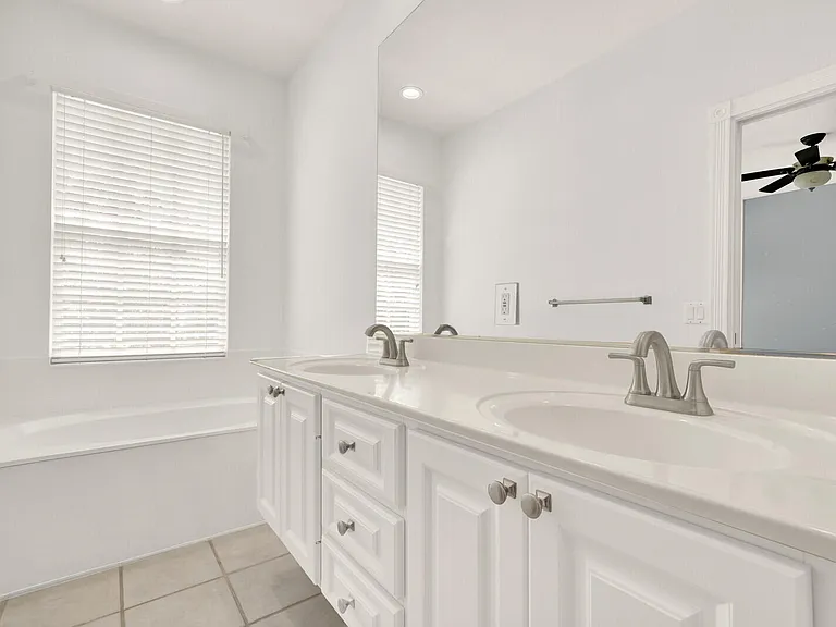 133 Wentworth Ct — Photo 30