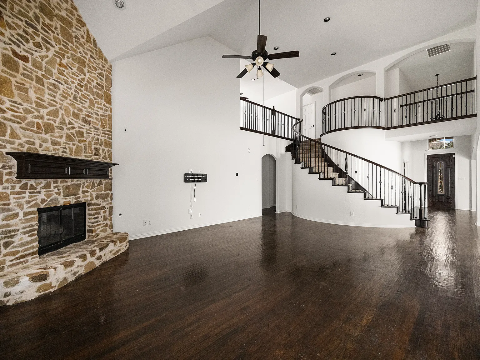 6 bed, 4069 sqft, $3,800 — Photo 2