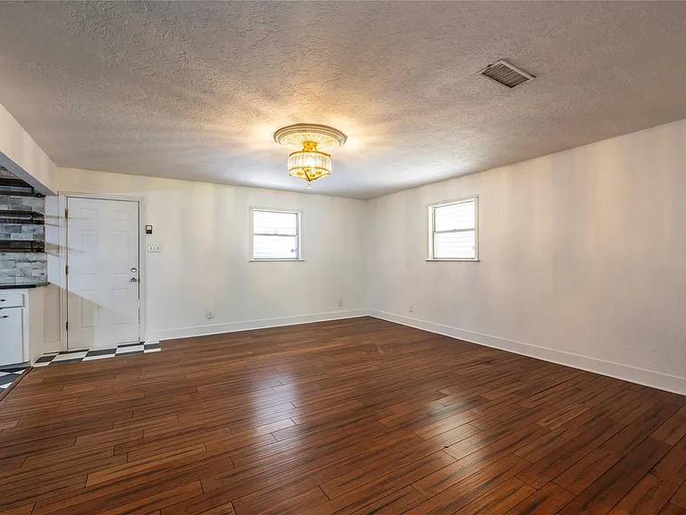 1219 Park Ln — Photo 6