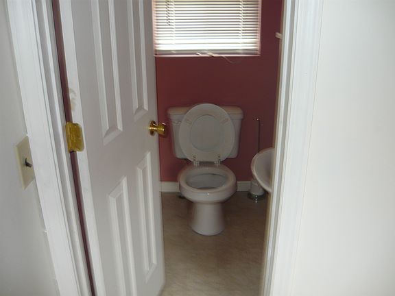 3rd image of 565 W 2nd St