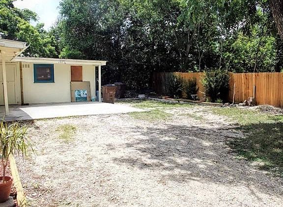 4th image of 907 Neches St