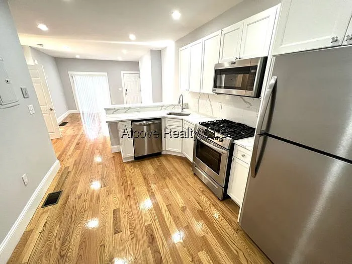 1 bed, 1.0 bath, 775 sqft, $3,575 — Photo 2