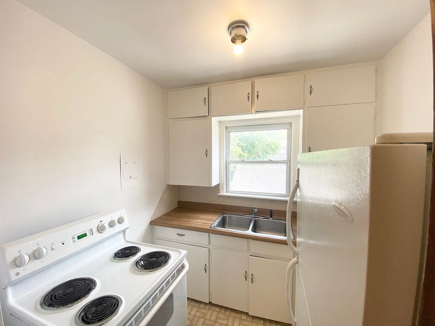 211 E Walnut — Photo 3