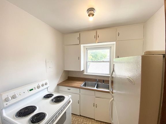 3rd image of 211 E Walnut St #2W