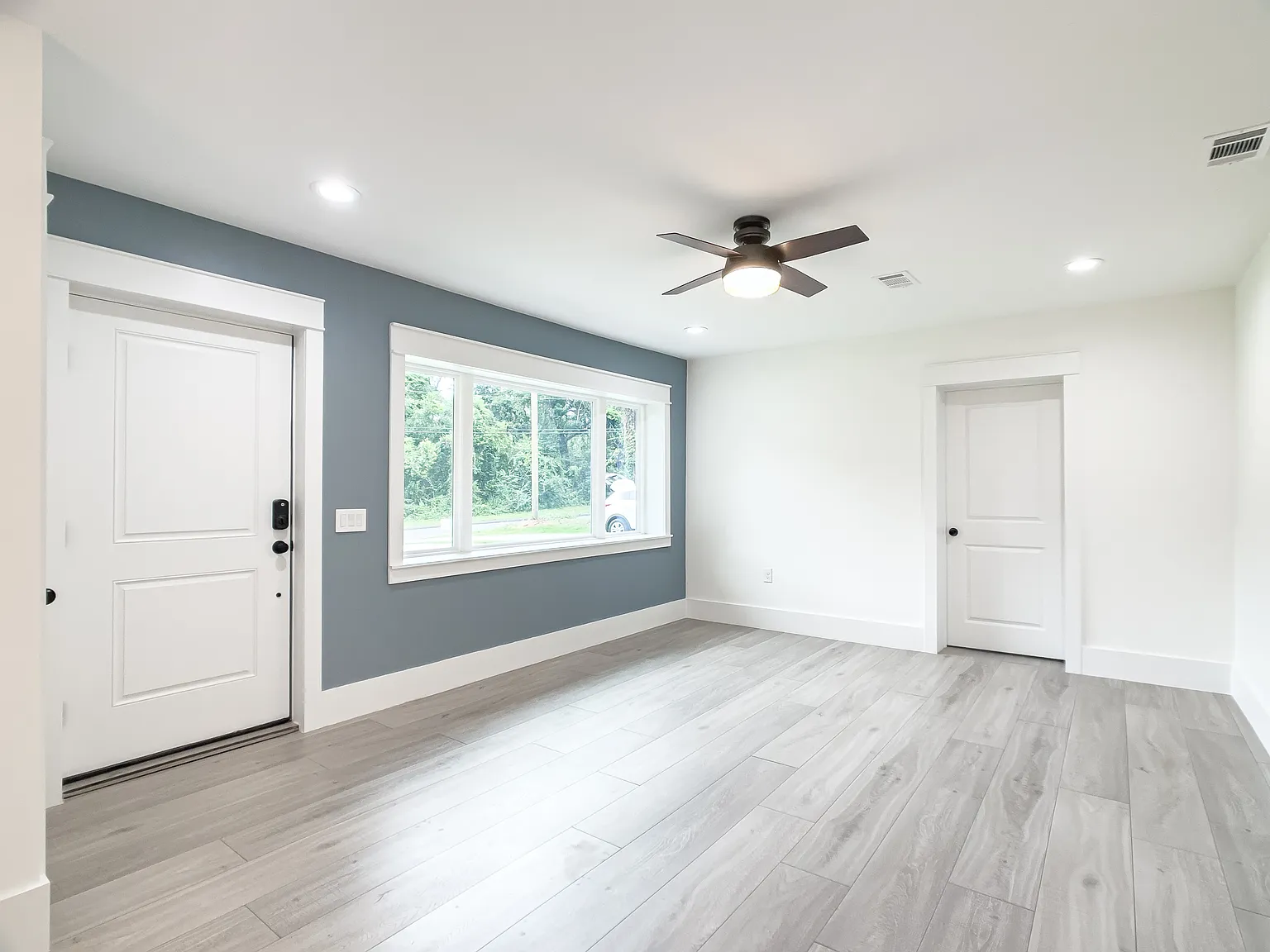 3 bed, 1207 sqft, $2,400 — Photo 3