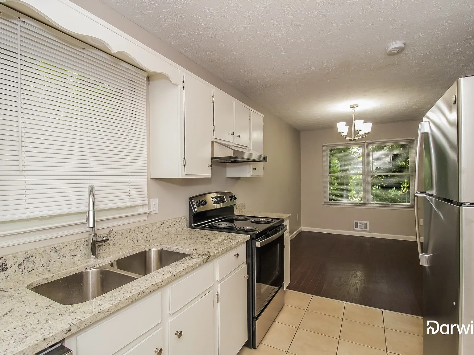 3 bed, 2.5 bath, 1404 sqft, $2,025 — Photo 2