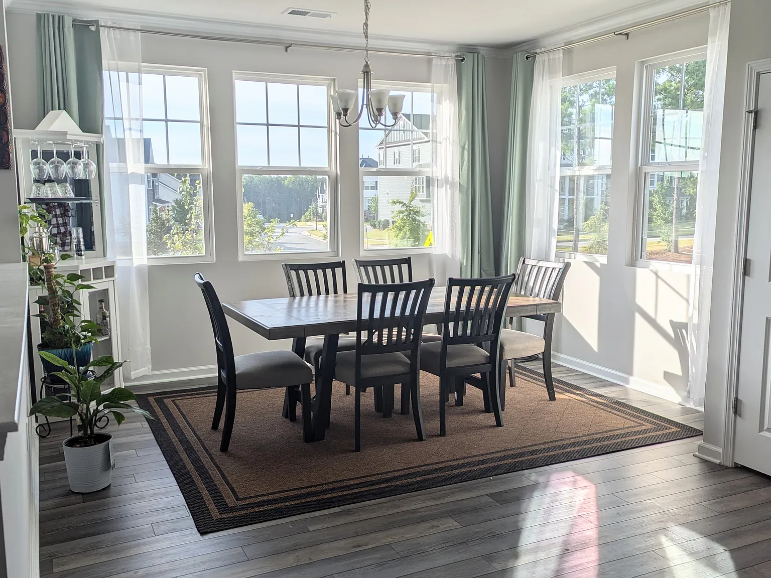 4 bed, 3.5 bath, 2068 sqft, $2,300 — Photo 2