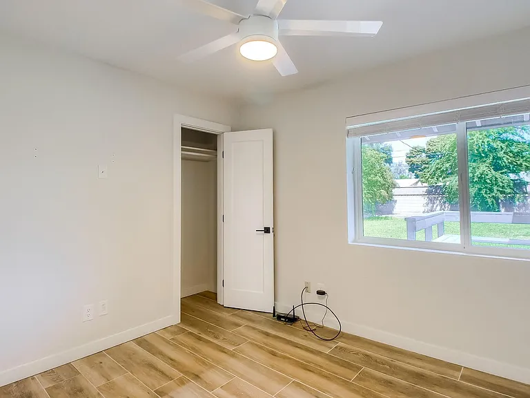 1402 W Berridge Ln — Photo 33