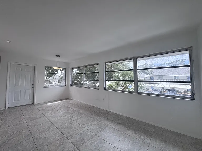 306 Parkside Dr — Photo 4