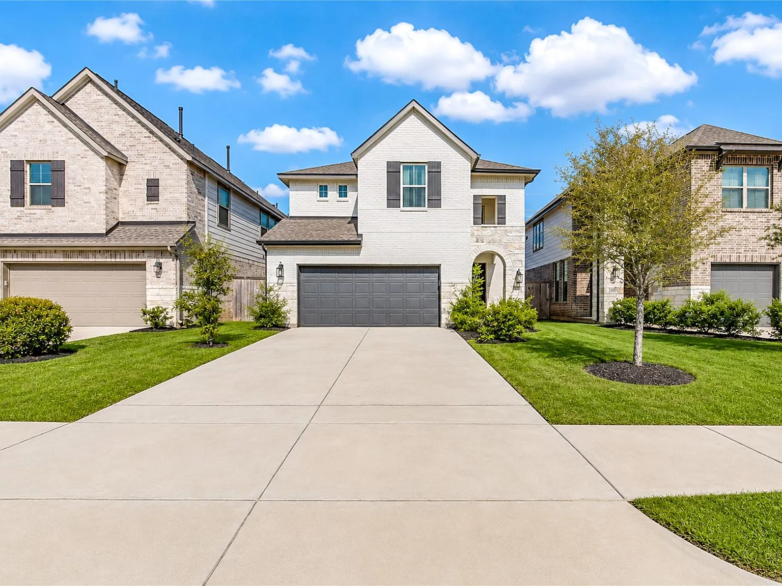 5 bed, 3.0 bath, 2588 sqft, $3,175 — Photo 2