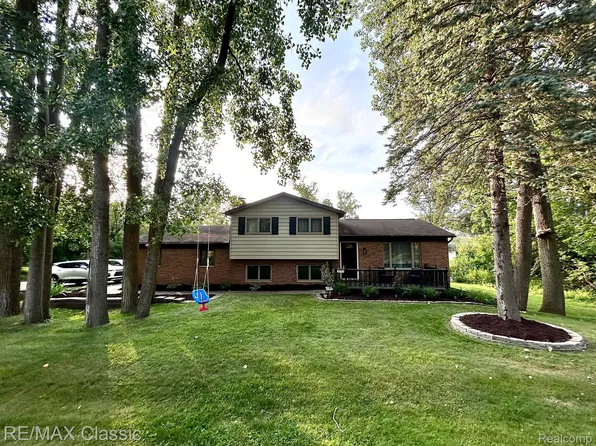 3050 Maganser Dr, Wixom, MI 48393