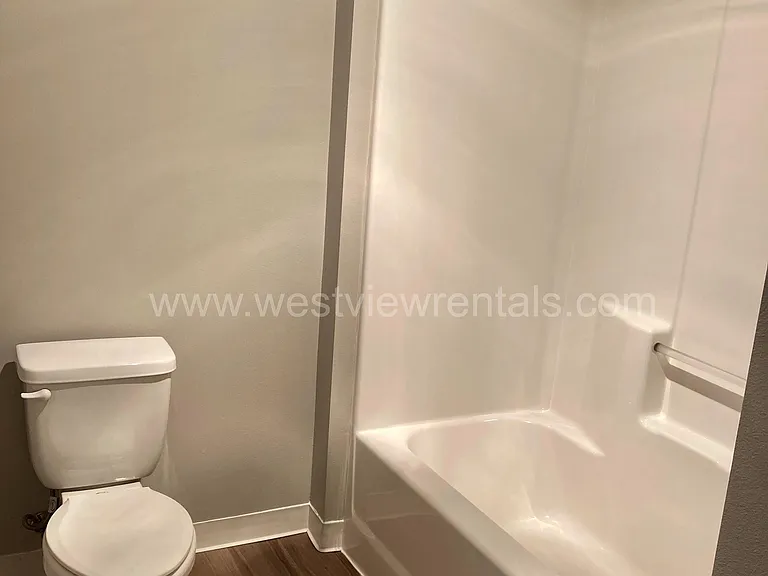 203 E Laurel St — Photo 155