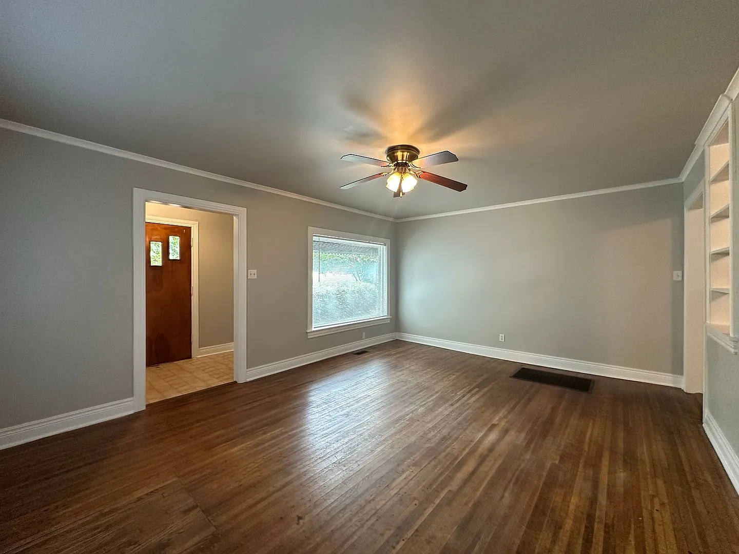 Charming 2 Bed/1 Bath Duplex — Photo 3