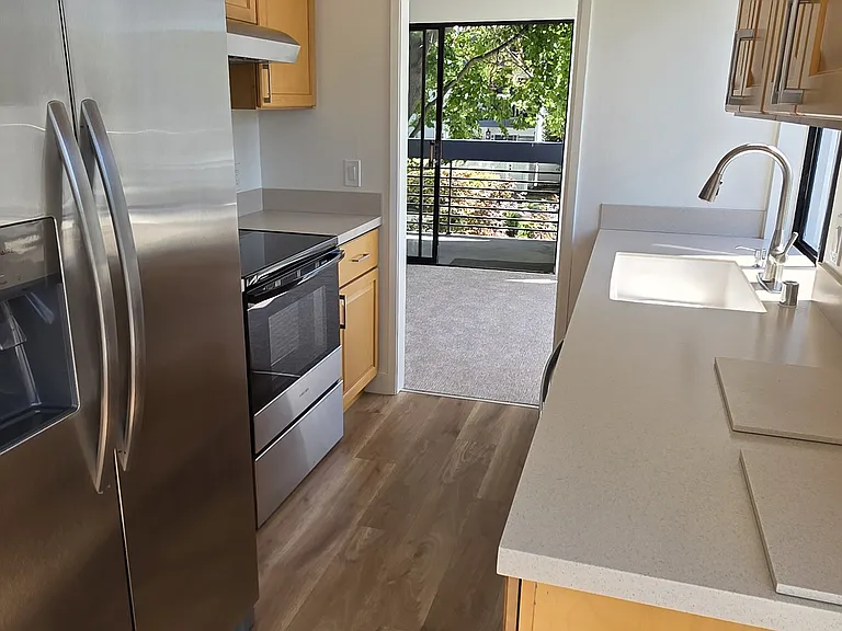 1049 Shell Blvd #8 — Photo 3