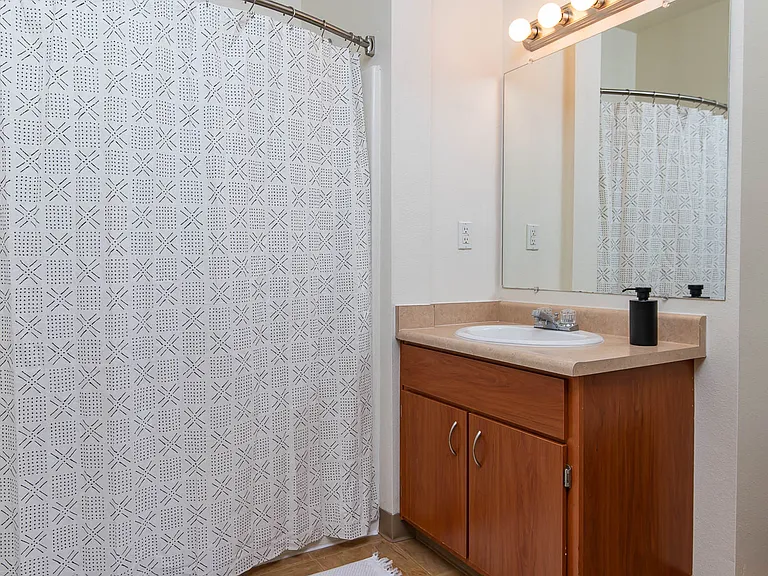 Center Pointe | Bathroom 2