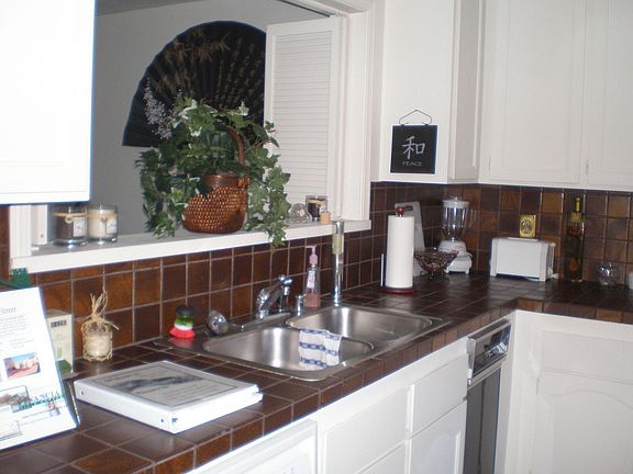 Kitchen (updated countertops)