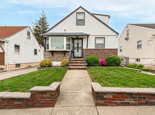 19935 24th Rd, Whitestone, NY 11357