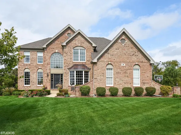 8 Glen Club Ct, Hawthorn Woods, IL 60047