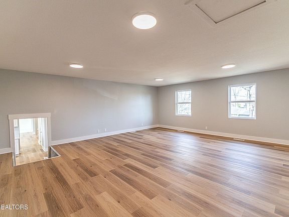 4th image of 1909 Matthew Ln