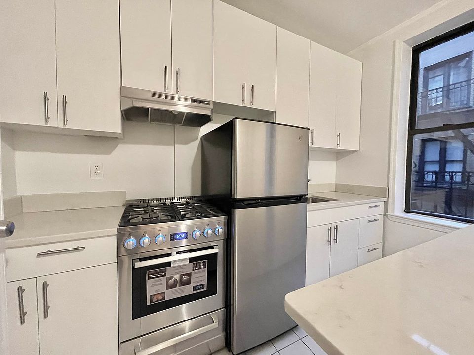 2nd image of 305 W 45th St APT 5L