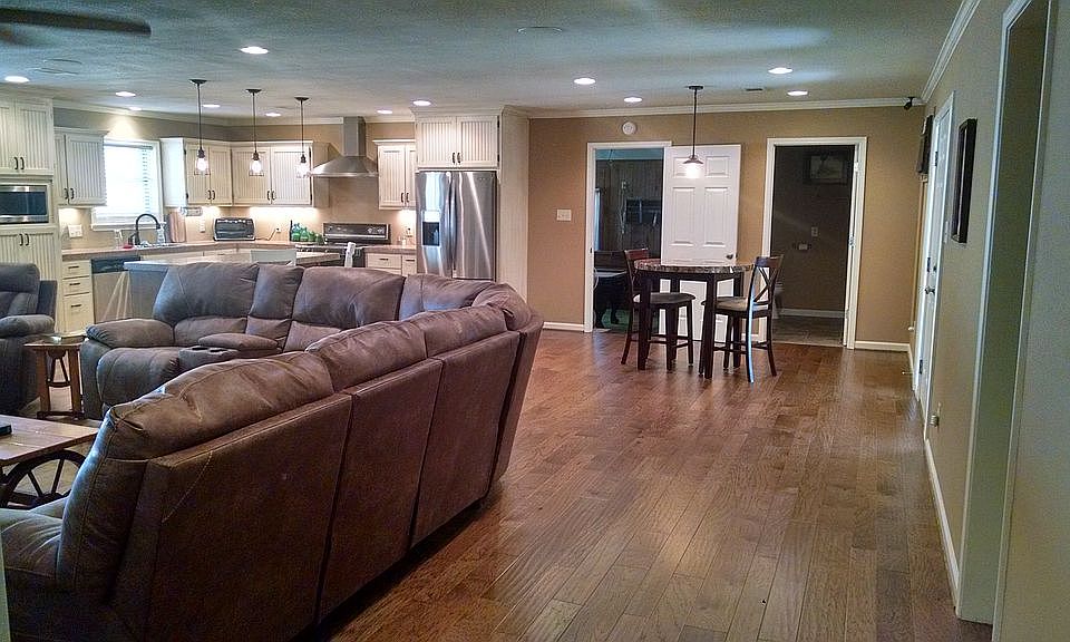 2nd image of 806 8th St