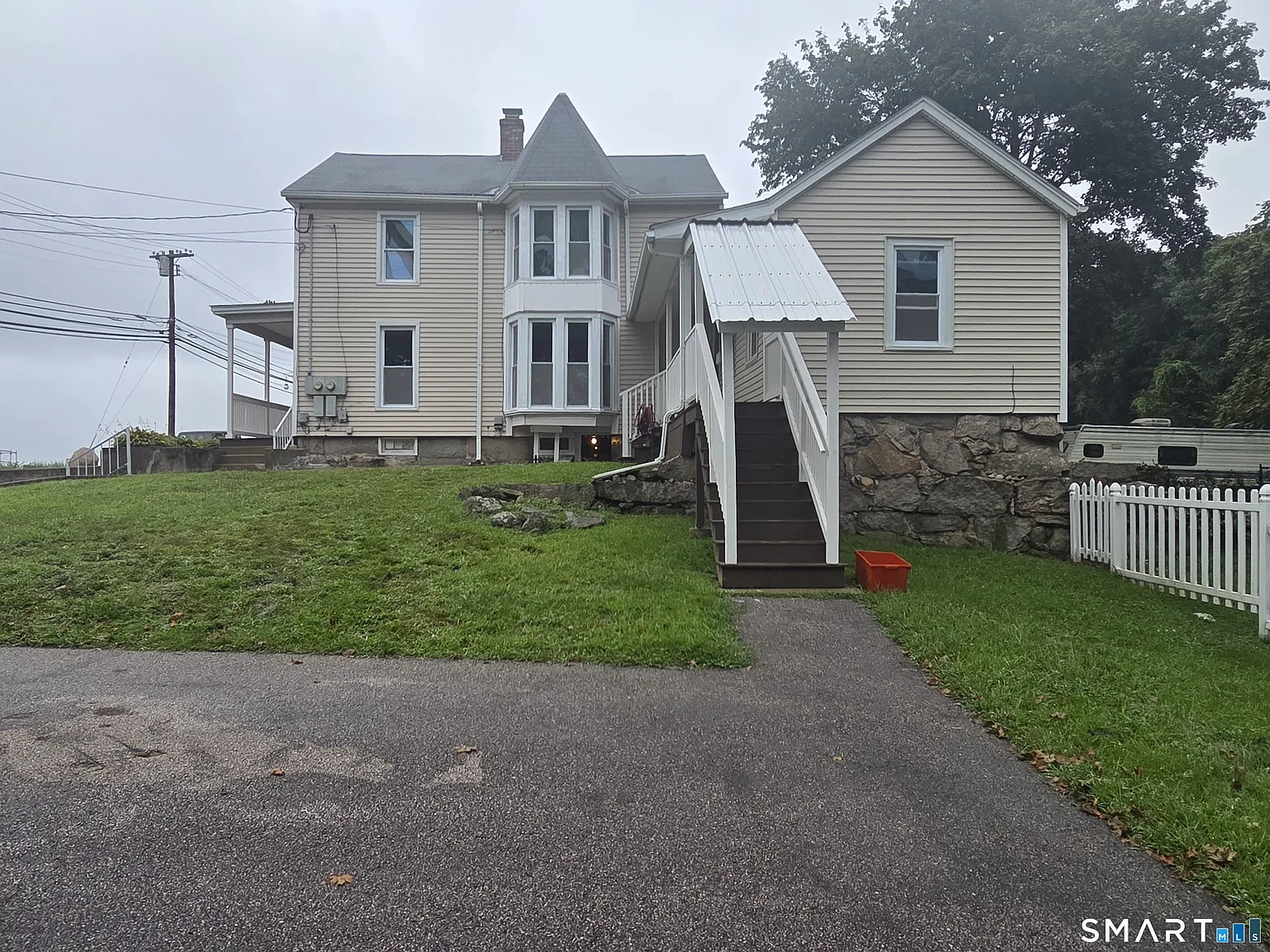 3 bed, 1.0 bath, 1000 sqft, $1,875 — Photo 1