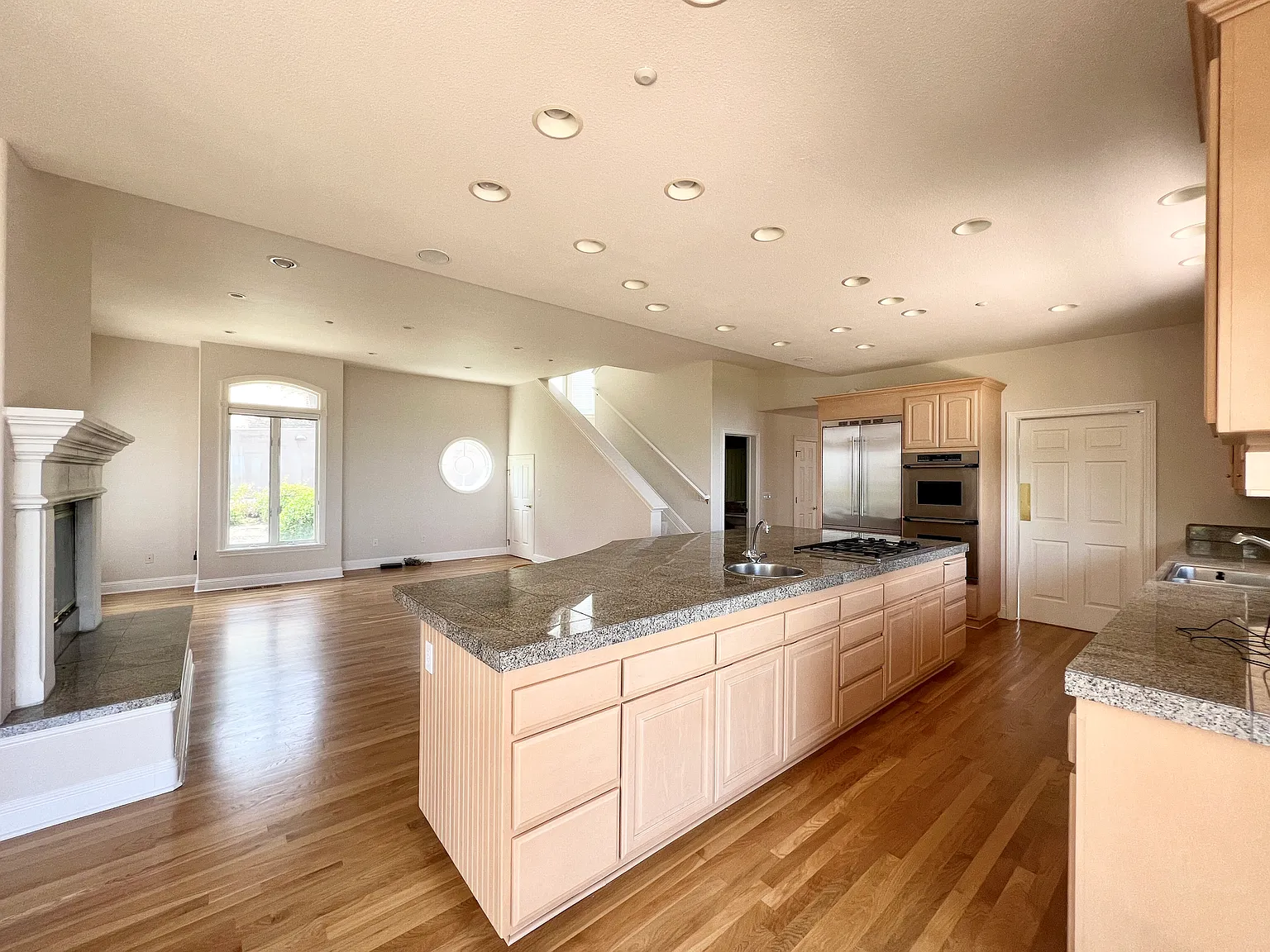 6 bed, 5.5 bath, 5769 sqft, $20,000 — Photo 3