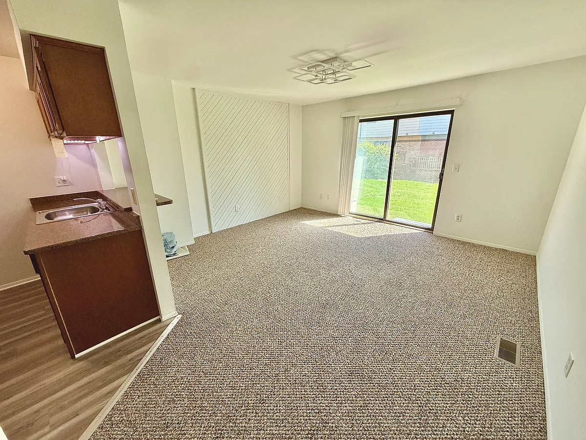 Building Photo - 8432 Hickory Dr