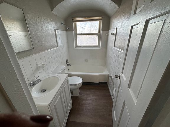 5th image of 4535 Rosewood Ave