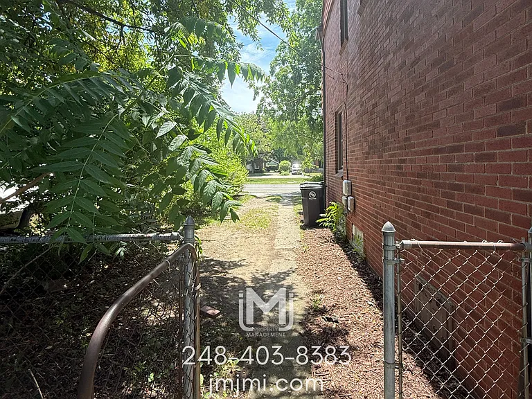 1505 E 4th St — Photo 10
