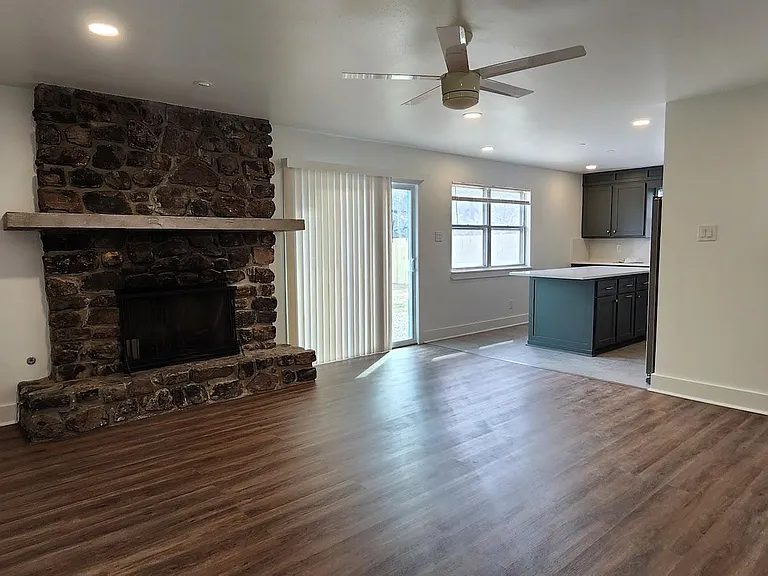 1113 N Shackleford Rd — Photo 5