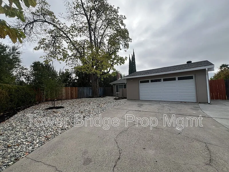 4 bed, 2.0 bath, 1400 sqft, $2,695 — Photo 3