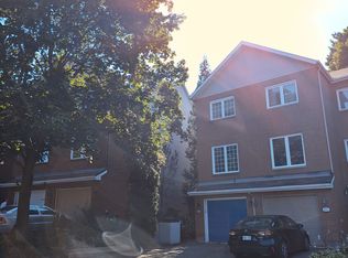 210 Provender Ave, Ottawa, ON K1K 4N7