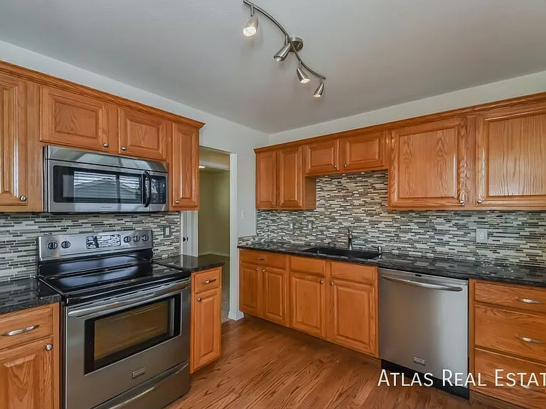 2611 Waldean St — Photo 4
