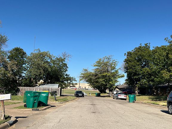 5th image of 136 Astoria Dr