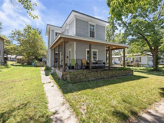 3rd image of 324 W 3rd Ave