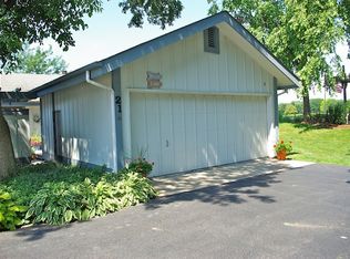 21 E Windsor Ct, Sugar Grove, IL 60554