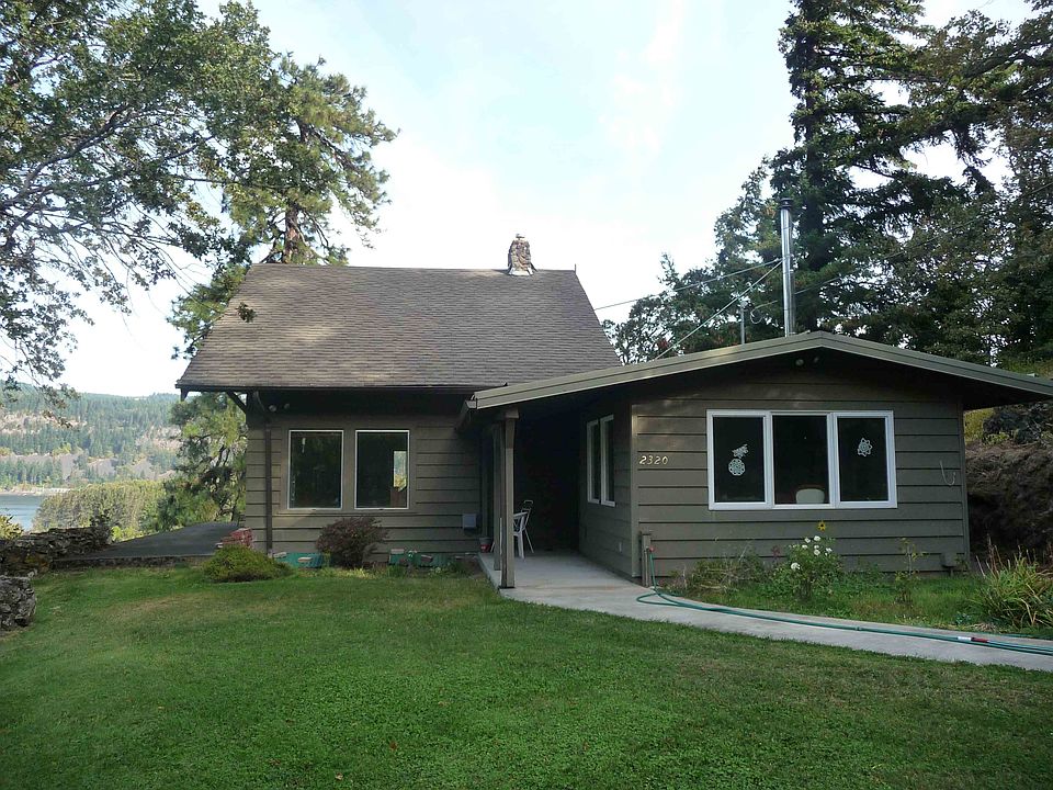 kitchen on rt, living rm lf