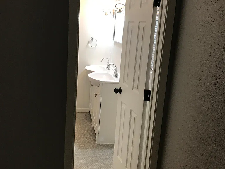 Primary bedroom en suite