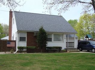 18 Ember Ln, West Islip, NY 11795