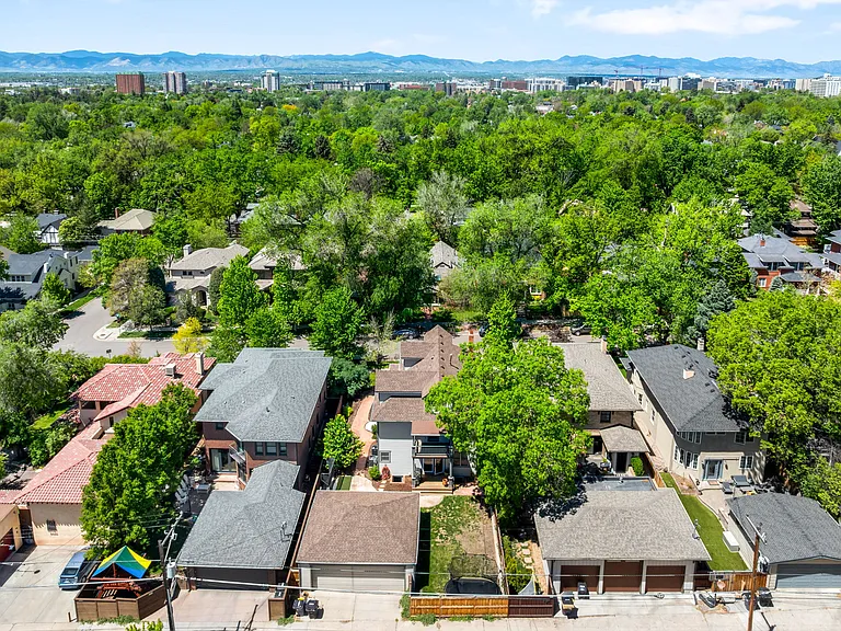 Neighborhood Feel, 5 minute drive to downtown Denver and Walkable to Cherry Creek Shopping District with Restaurants and Bars.