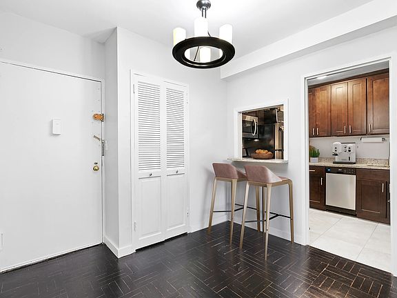 4th image of 301 E 48th St APT 7L