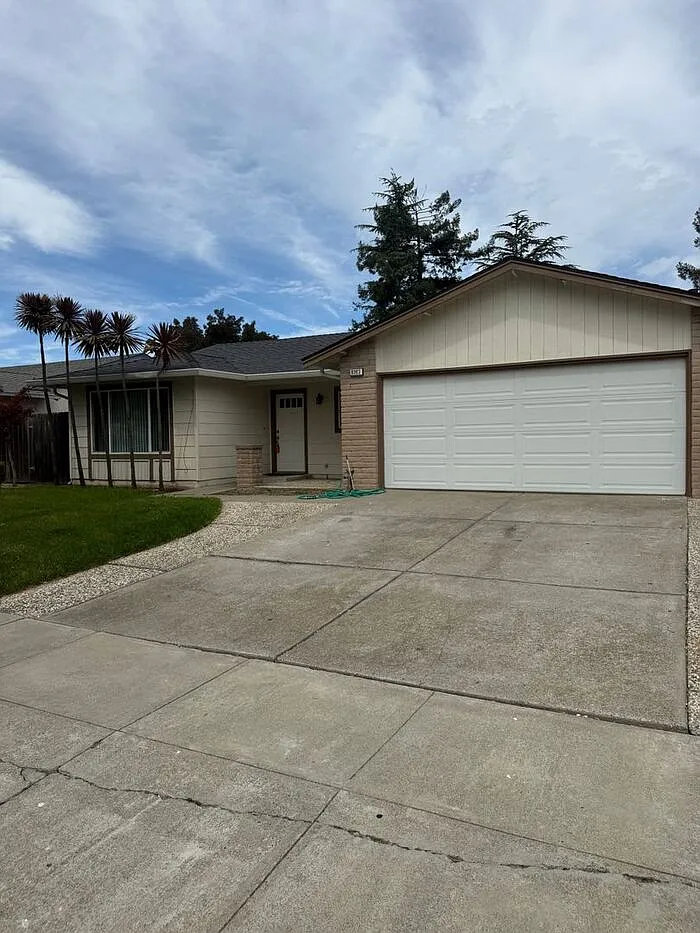 4 bed, 2.0 bath, 1476 sqft, $4,195 — Photo 1